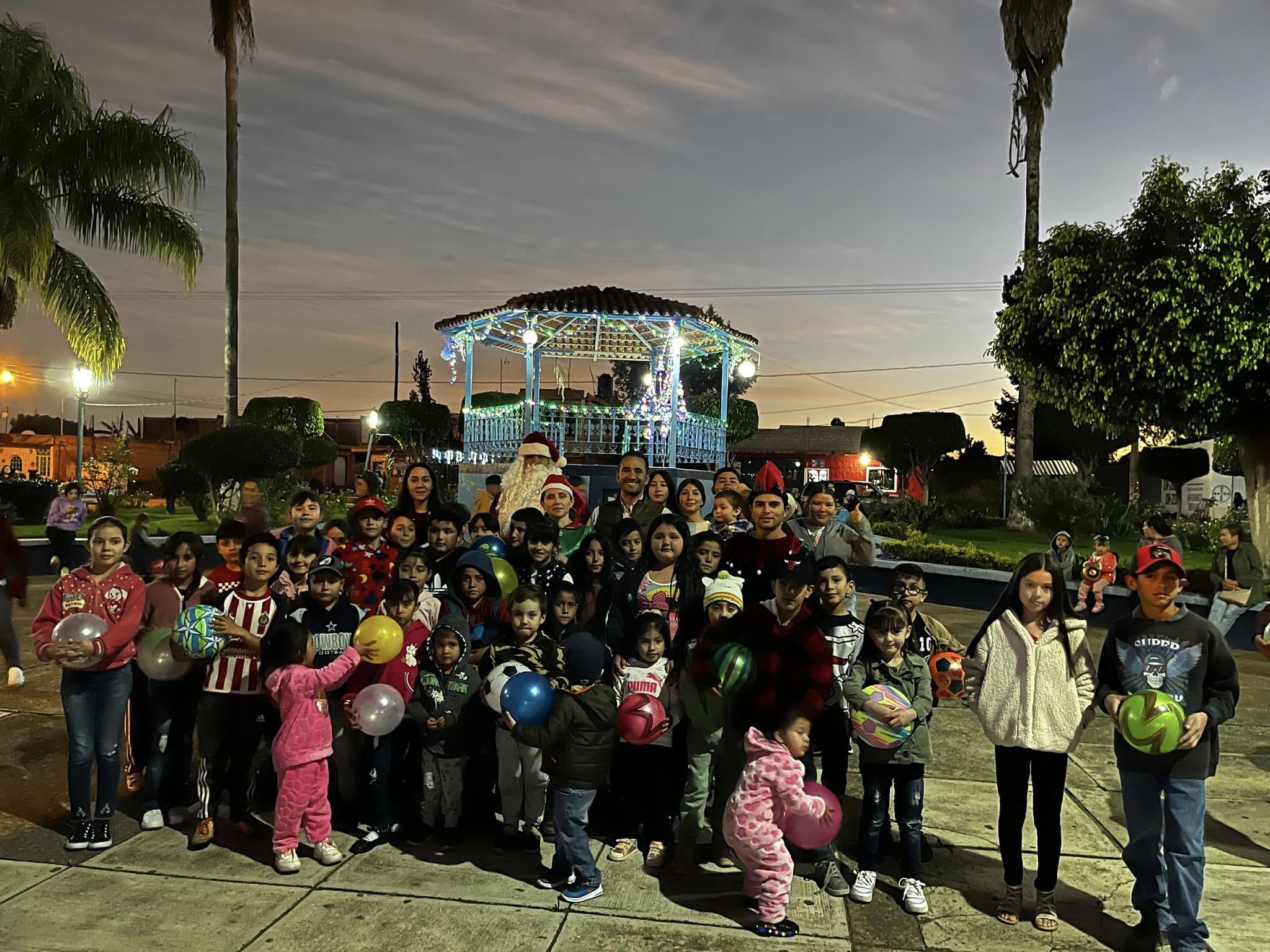 Caravana Navide a les lleva alegr a a los ni os de Acatic